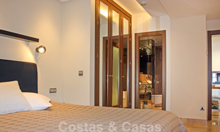 Modern penthouse te koop in een eerstelijnstrand complex met eigen zwembad en panoramisch uitzicht, tussen Marbella en Estepona 25716 