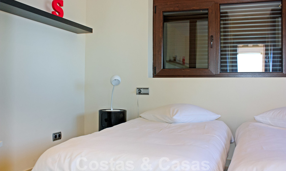 Modern penthouse te koop in een eerstelijnstrand complex met eigen zwembad en panoramisch uitzicht, tussen Marbella en Estepona 25717