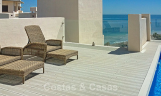 Modern penthouse te koop in een eerstelijnstrand complex met eigen zwembad en panoramisch uitzicht, tussen Marbella en Estepona 25718 