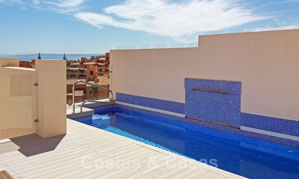 Modern penthouse te koop in een eerstelijnstrand complex met eigen zwembad en panoramisch uitzicht, tussen Marbella en Estepona 25719