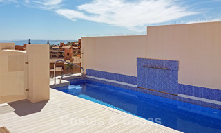Modern penthouse te koop in een eerstelijnstrand complex met eigen zwembad en panoramisch uitzicht, tussen Marbella en Estepona 25719 