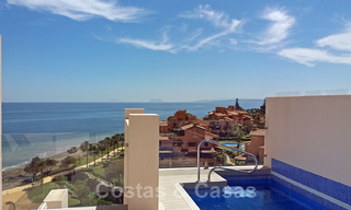 Modern penthouse te koop in een eerstelijnstrand complex met eigen zwembad en panoramisch uitzicht, tussen Marbella en Estepona 25720 