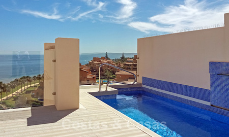 Modern penthouse te koop in een eerstelijnstrand complex met eigen zwembad en panoramisch uitzicht, tussen Marbella en Estepona 25721