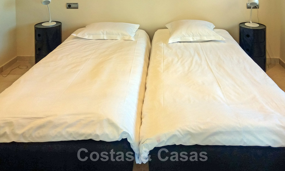 Modern penthouse te koop in een eerstelijnstrand complex met eigen zwembad en panoramisch uitzicht, tussen Marbella en Estepona 25722