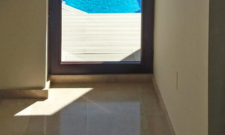 Modern penthouse te koop in een eerstelijnstrand complex met eigen zwembad en panoramisch uitzicht, tussen Marbella en Estepona 25723 