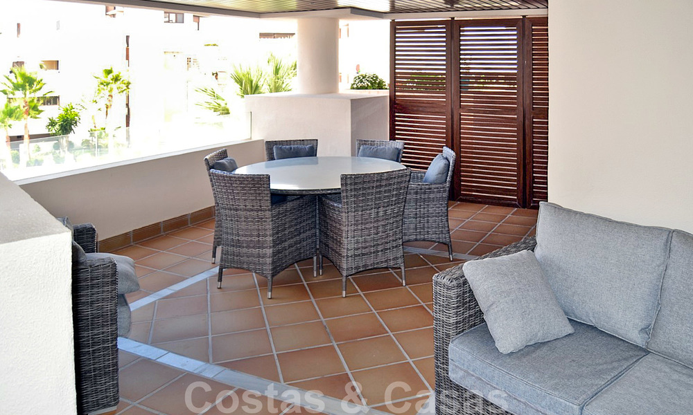 Modern appartement te koop in een eerstelijnstrand complex met zeezicht, tussen Marbella en Estepona 25724