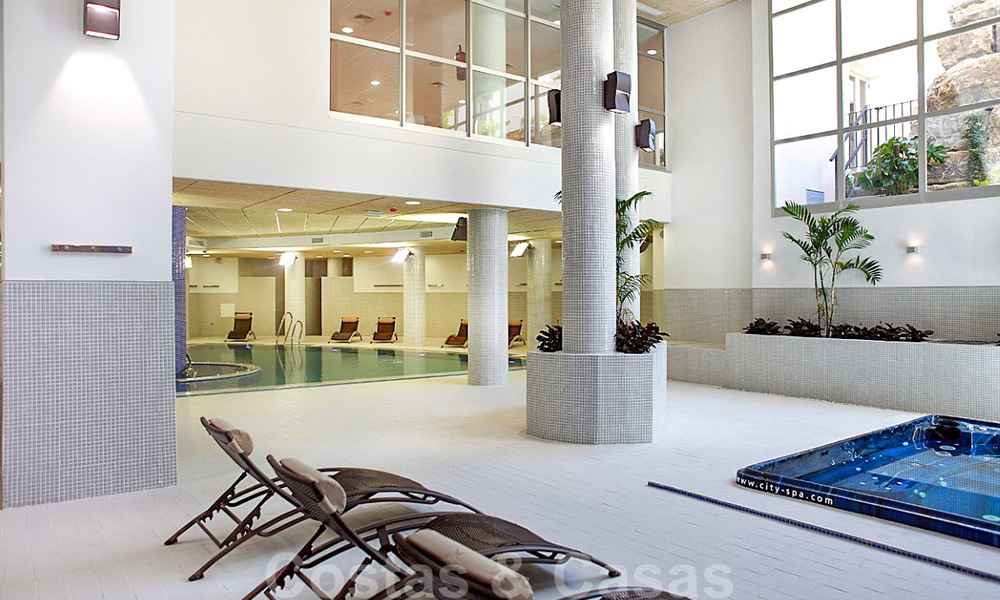 Modern appartement te koop in een eerstelijnstrand complex met zeezicht, tussen Marbella en Estepona 25725