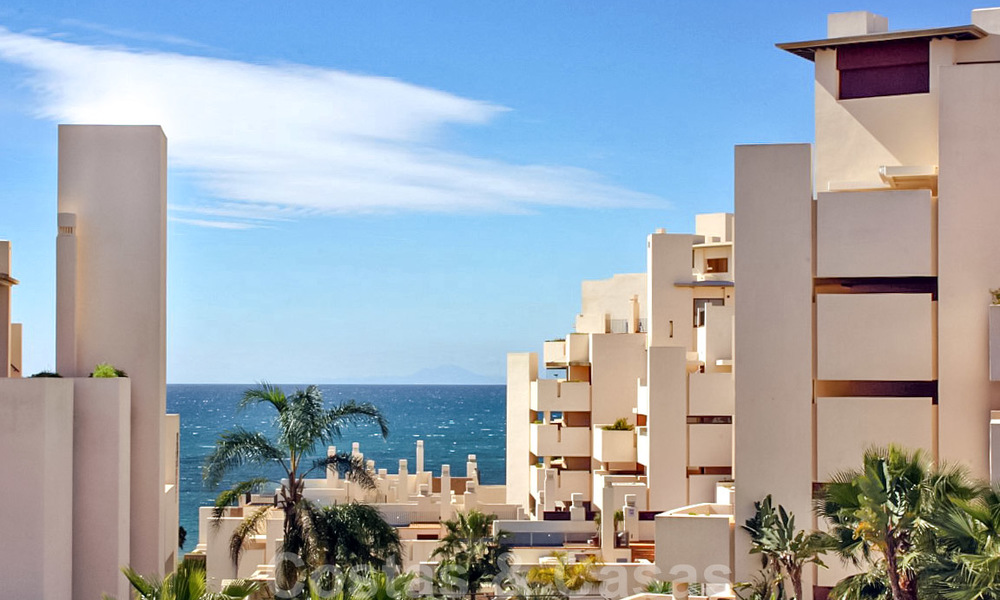 Modern appartement te koop in een eerstelijnstrand complex met zeezicht, tussen Marbella en Estepona 25728