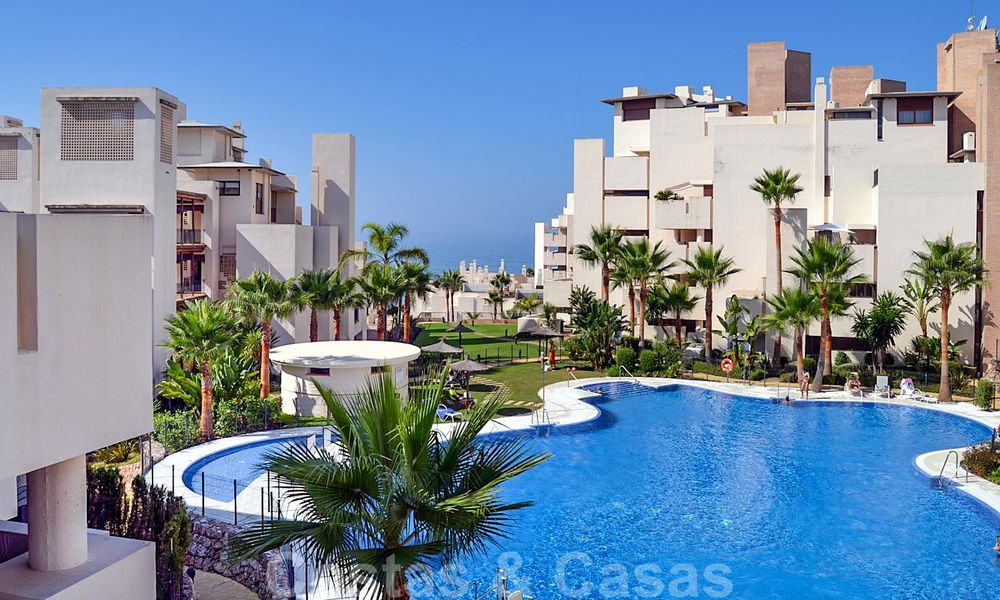 Modern appartement te koop in een eerstelijnstrand complex met zeezicht, tussen Marbella en Estepona 25736