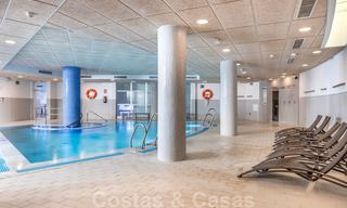 Modern appartement te koop in een eerstelijnstrand complex met zeezicht, tussen Marbella en Estepona 25741 