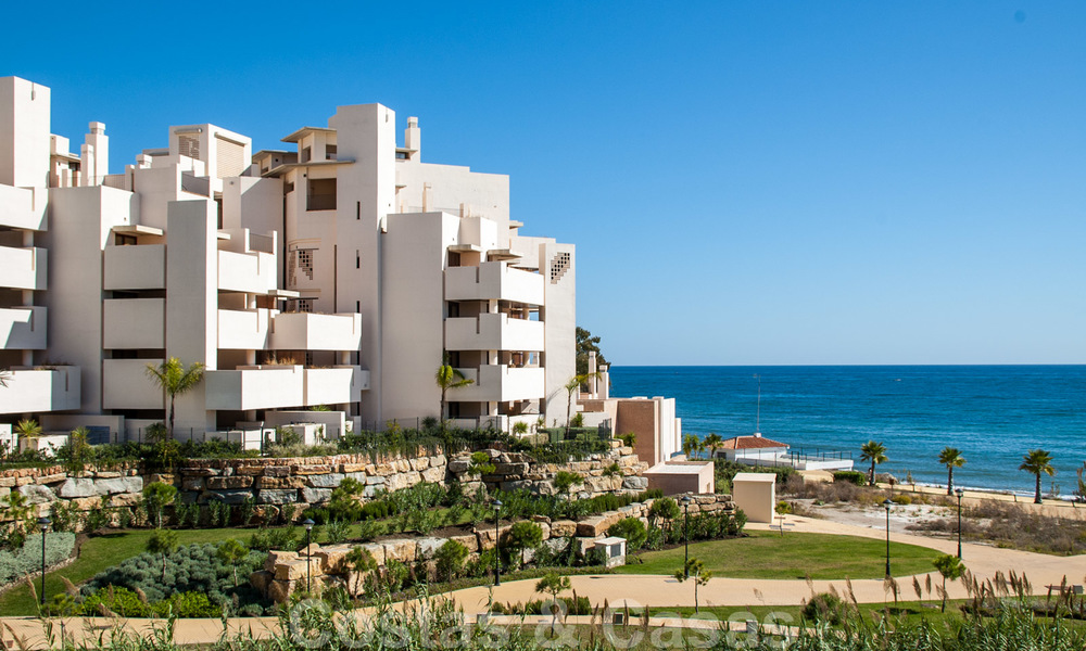 Modern appartement te koop in een eerstelijnstrand complex met zeezicht, tussen Marbella en Estepona 25746