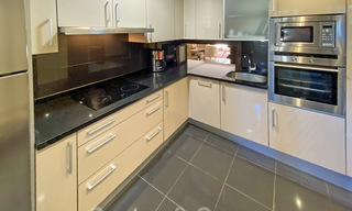 Modern penthouse te koop in een eerstelijnstrand complex met eigen zwembad en zeezicht, tussen Marbella en Estepona 25753 