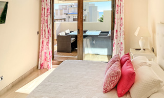 Modern penthouse te koop in een eerstelijnstrand complex met eigen zwembad en zeezicht, tussen Marbella en Estepona 25754 
