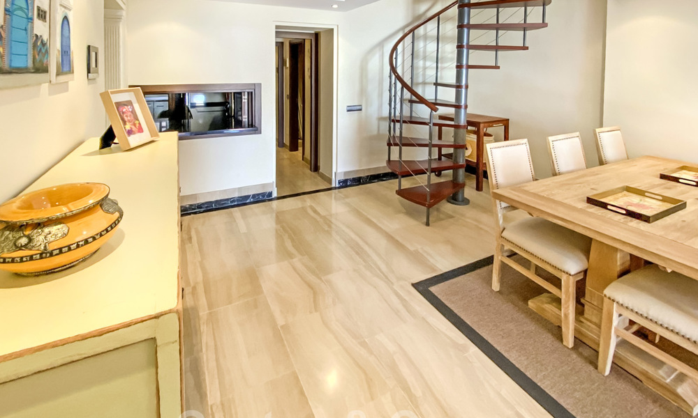 Modern penthouse te koop in een eerstelijnstrand complex met eigen zwembad en zeezicht, tussen Marbella en Estepona 25756