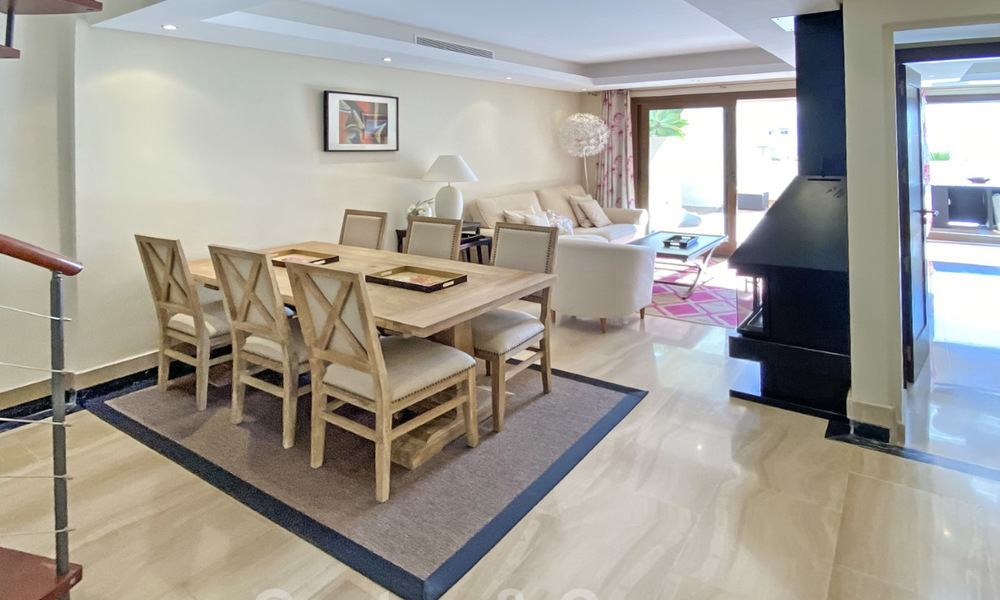 Modern penthouse te koop in een eerstelijnstrand complex met eigen zwembad en zeezicht, tussen Marbella en Estepona 25757