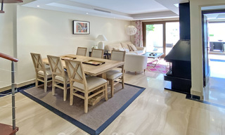 Modern penthouse te koop in een eerstelijnstrand complex met eigen zwembad en zeezicht, tussen Marbella en Estepona 25757 