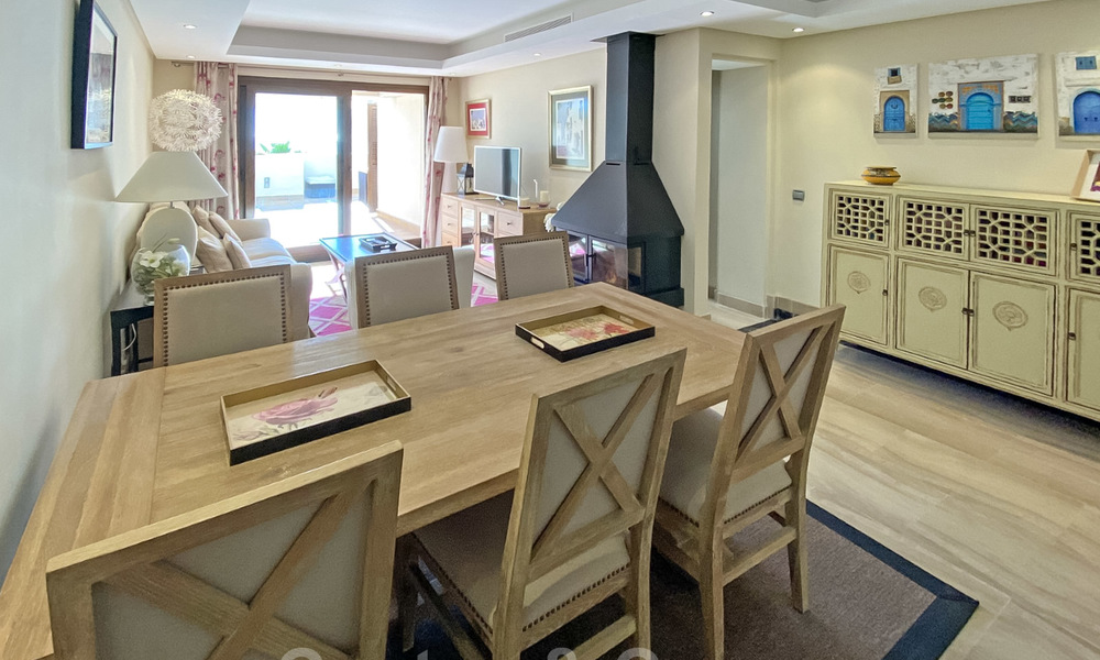 Modern penthouse te koop in een eerstelijnstrand complex met eigen zwembad en zeezicht, tussen Marbella en Estepona 25759