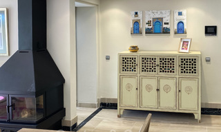 Modern penthouse te koop in een eerstelijnstrand complex met eigen zwembad en zeezicht, tussen Marbella en Estepona 25760 