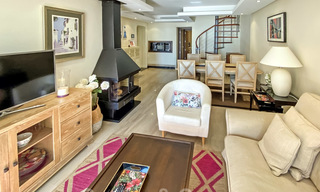 Modern penthouse te koop in een eerstelijnstrand complex met eigen zwembad en zeezicht, tussen Marbella en Estepona 25761 