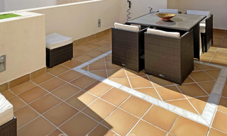 Modern penthouse te koop in een eerstelijnstrand complex met eigen zwembad en zeezicht, tussen Marbella en Estepona 25764 