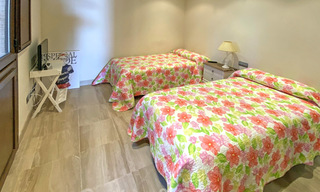 Modern penthouse te koop in een eerstelijnstrand complex met eigen zwembad en zeezicht, tussen Marbella en Estepona 25766 