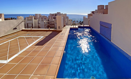 Modern penthouse te koop in een eerstelijnstrand complex met eigen zwembad en zeezicht, tussen Marbella en Estepona 25768