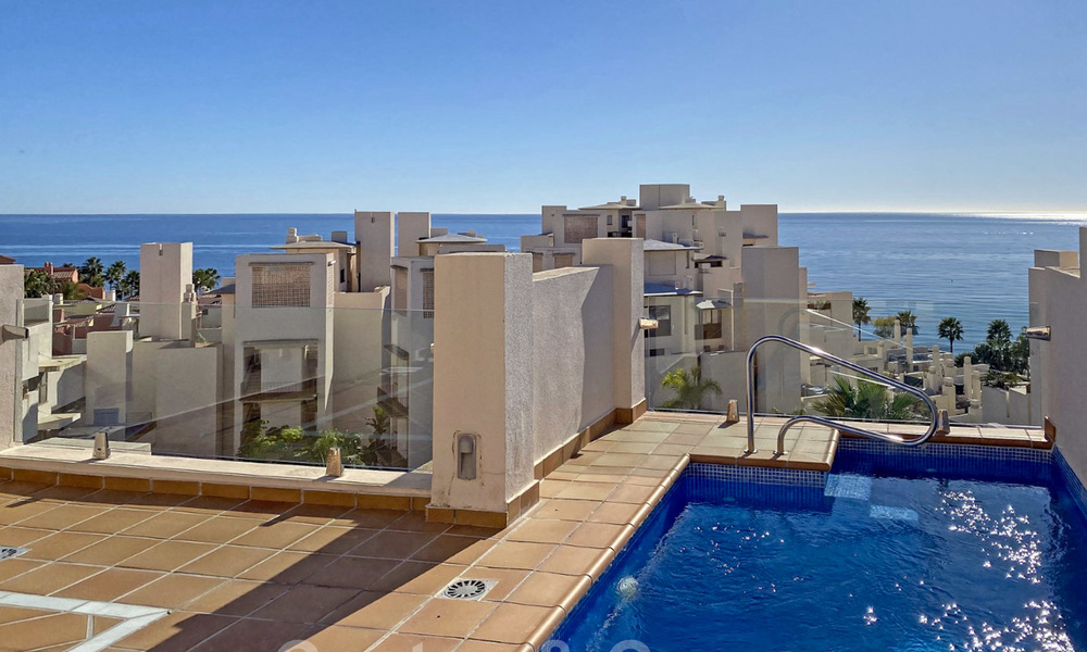 Modern penthouse te koop in een eerstelijnstrand complex met eigen zwembad en zeezicht, tussen Marbella en Estepona 25770