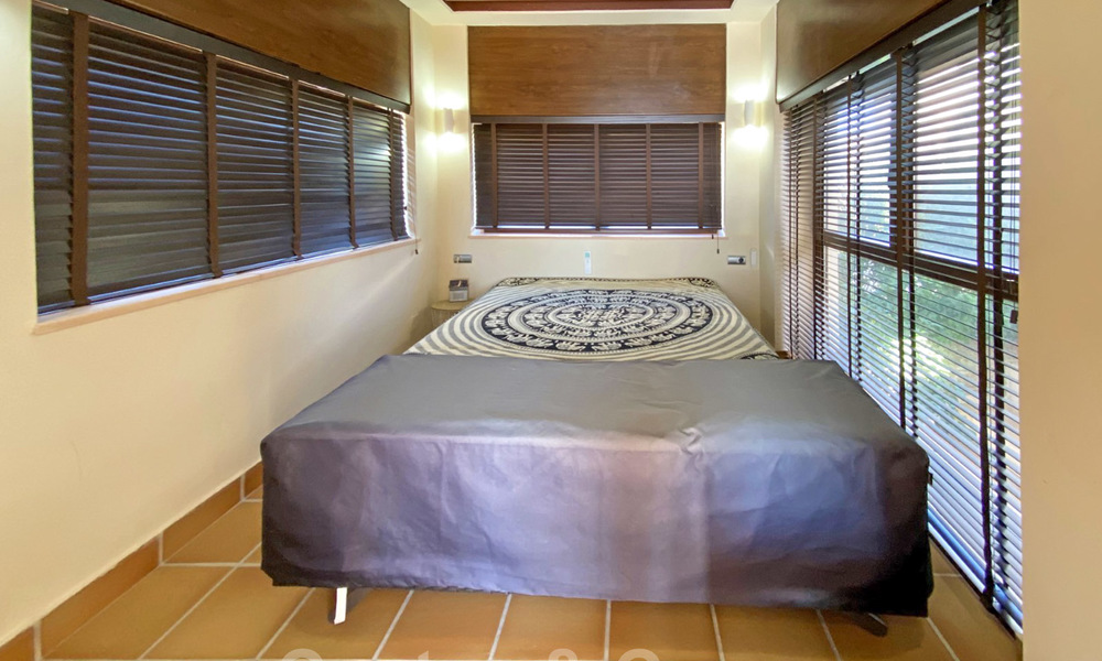 Modern penthouse te koop in een eerstelijnstrand complex met eigen zwembad en zeezicht, tussen Marbella en Estepona 25771