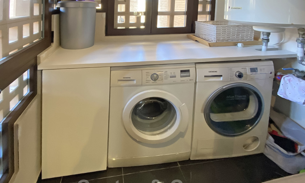 Modern penthouse te koop in een eerstelijnstrand complex met eigen zwembad en zeezicht, tussen Marbella en Estepona 25774