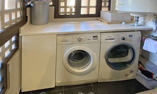 Modern penthouse te koop in een eerstelijnstrand complex met eigen zwembad en zeezicht, tussen Marbella en Estepona 25774 