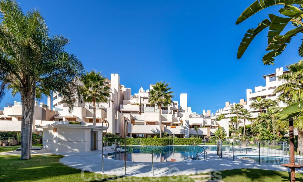 Modern penthouse te koop in een eerstelijnstrand complex met eigen zwembad en zeezicht, tussen Marbella en Estepona 25776