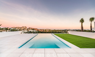 Nieuwe indrukwekkende hedendaagse luxe villa te koop met prachtig golf- en zeezicht in Marbella - Benahavis 25790 