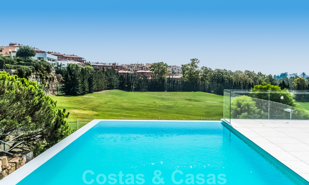 Instapklare nieuwe moderne luxe villa te koop, direct aan de golfbaan gelegen in Marbella - Benahavis 33917