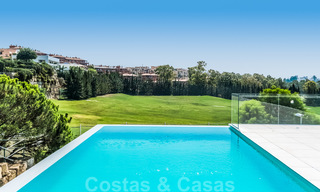 Instapklare nieuwe moderne luxe villa te koop, direct aan de golfbaan gelegen in Marbella - Benahavis 33917 