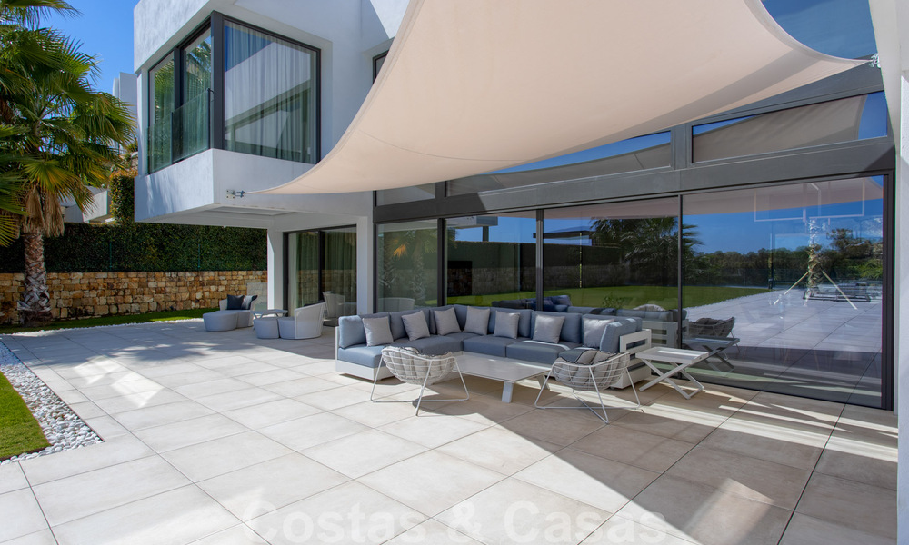 Instapklare nieuwe moderne luxe villa te koop, direct aan de golfbaan gelegen in Marbella - Benahavis 35400
