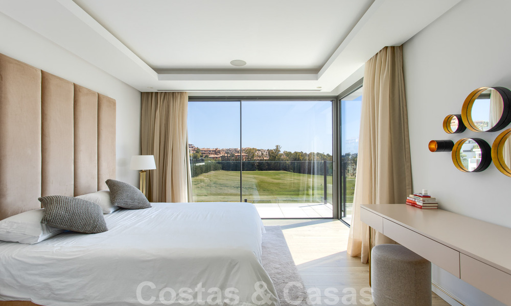 Instapklare nieuwe moderne luxe villa te koop, direct aan de golfbaan gelegen in Marbella - Benahavis 35410