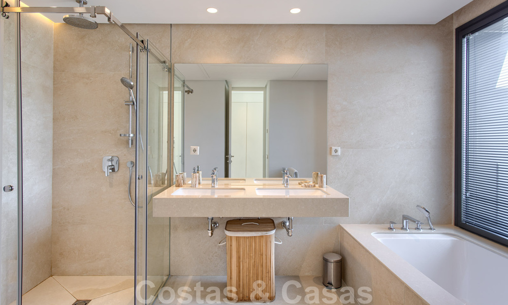 Instapklare nieuwe moderne luxe villa te koop, direct aan de golfbaan gelegen in Marbella - Benahavis 35414