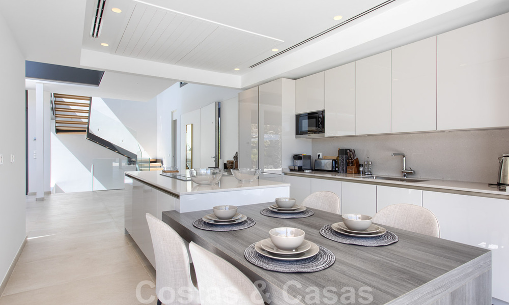 Instapklare nieuwe moderne luxe villa te koop, direct aan de golfbaan gelegen in Marbella - Benahavis 35444