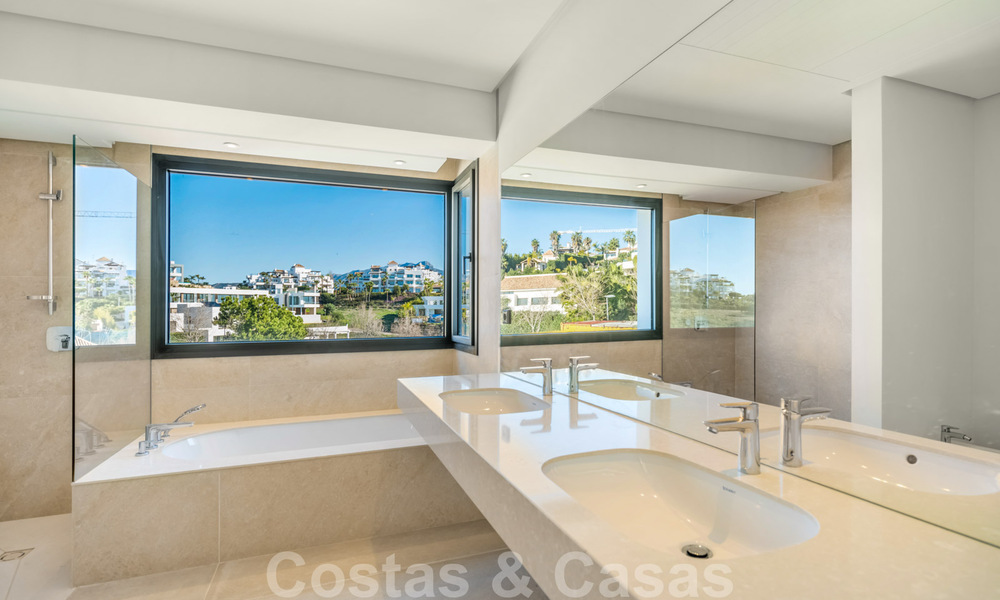 Instapklare nieuwe luxe villa te koop, ontworpen onder een symmetrische architectuur met moderne lijnen, met golf- en zeezicht in Marbella - Benahavis 36572