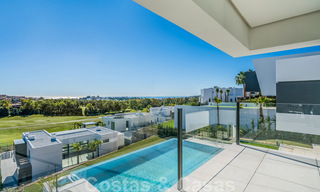 Instapklare nieuwe luxe villa te koop, ontworpen onder een symmetrische architectuur met moderne lijnen, met golf- en zeezicht in Marbella - Benahavis 36573 
