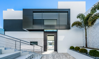Instapklare nieuwe luxe villa te koop, ontworpen onder een symmetrische architectuur met moderne lijnen, met golf- en zeezicht in Marbella - Benahavis 36574 