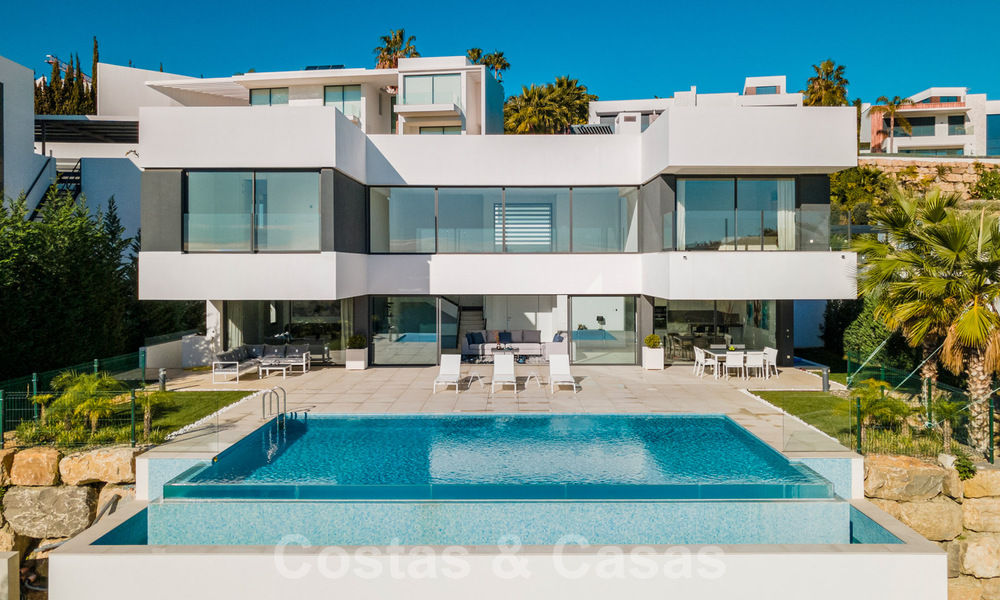 Instapklare nieuwe luxe villa te koop, ontworpen onder een symmetrische architectuur met moderne lijnen, met golf- en zeezicht in Marbella - Benahavis 36575