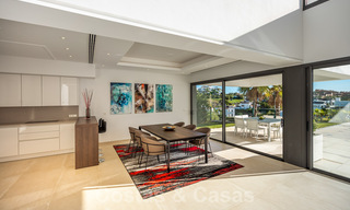 Instapklare nieuwe luxe villa te koop, ontworpen onder een symmetrische architectuur met moderne lijnen, met golf- en zeezicht in Marbella - Benahavis 36579 