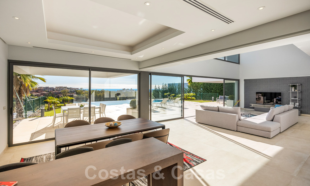 Instapklare nieuwe luxe villa te koop, ontworpen onder een symmetrische architectuur met moderne lijnen, met golf- en zeezicht in Marbella - Benahavis 36581