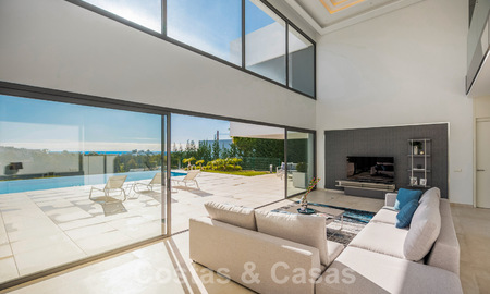 Instapklare nieuwe luxe villa te koop, ontworpen onder een symmetrische architectuur met moderne lijnen, met golf- en zeezicht in Marbella - Benahavis 36582