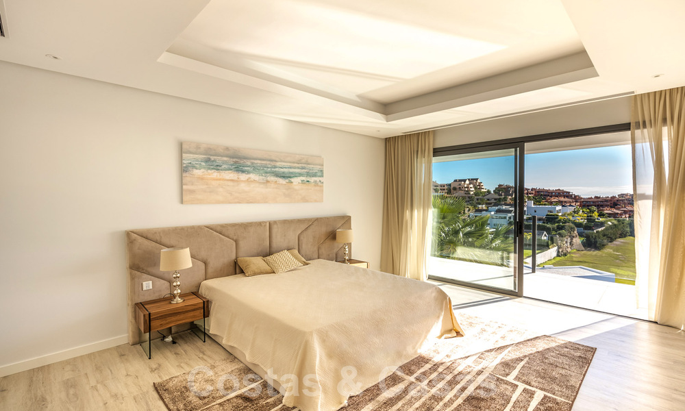 Instapklare nieuwe luxe villa te koop, ontworpen onder een symmetrische architectuur met moderne lijnen, met golf- en zeezicht in Marbella - Benahavis 36586
