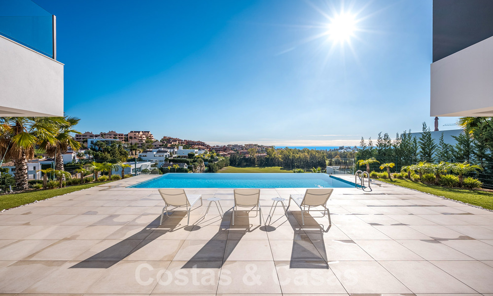 Instapklare nieuwe luxe villa te koop, ontworpen onder een symmetrische architectuur met moderne lijnen, met golf- en zeezicht in Marbella - Benahavis 36589