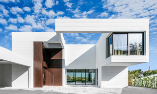 Instapklare nieuwe moderne ruime luxe villa te koop, direct aan de golfbaan gelegen in Marbella - Benahavis 25913 