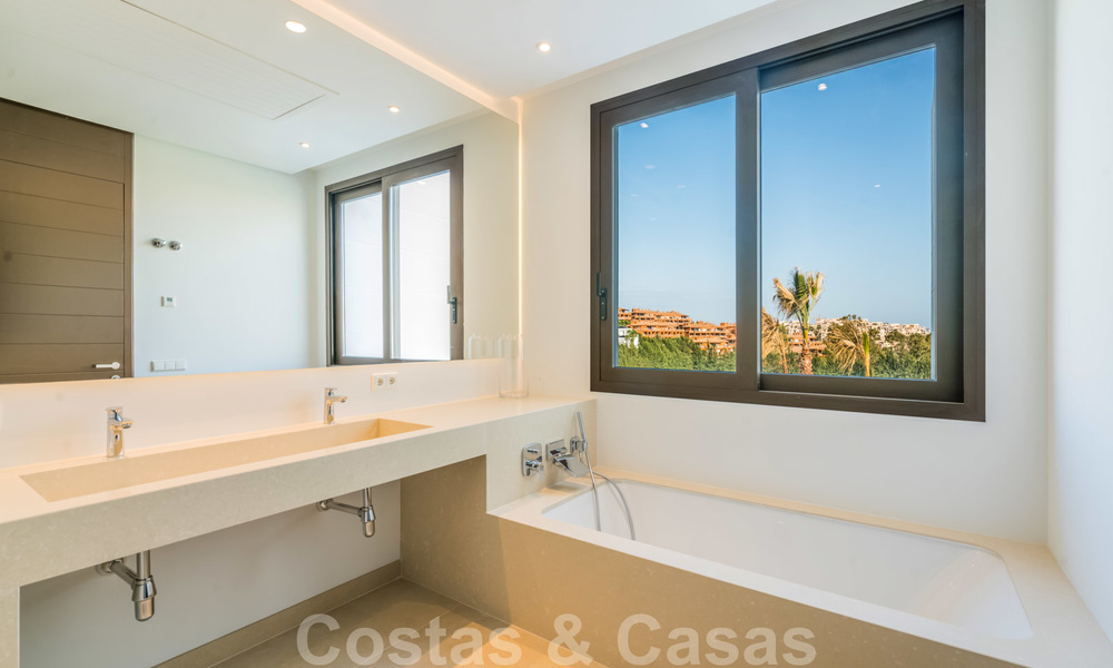 Instapklare nieuwe moderne ruime luxe villa te koop, direct aan de golfbaan gelegen in Marbella - Benahavis 25918