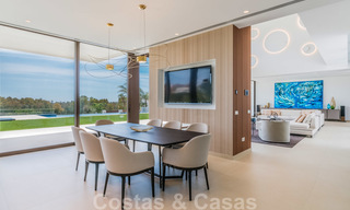 Instapklare nieuwe moderne ruime luxe villa te koop, direct aan de golfbaan gelegen in Marbella - Benahavis 25924 
